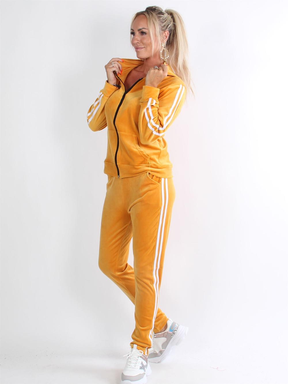 Lykke - Armégrön joggingdräkt i velour med vita ränder